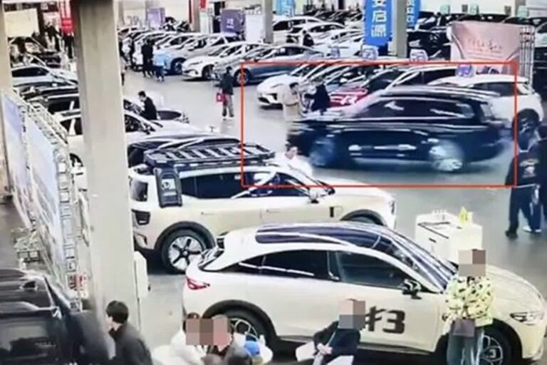 「自動ブレーキはどこへ？」衝突、負傷、騒然…最先端EV「AITO M7 Pro」がモーターショーで見せた“暴走の瞬間”