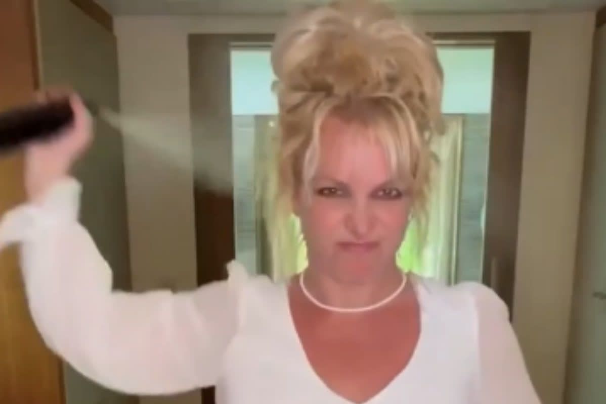 britney-spears-releases-nude-swimming-picture-at-resort